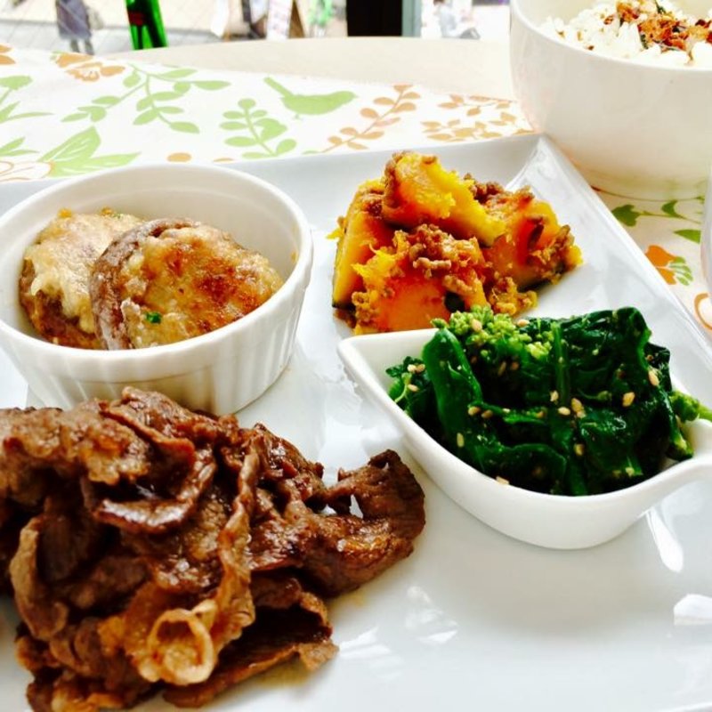 牛肉炒めと椎茸ミンチ乗せランチ(丘の上 C-flat （シー フラット）)