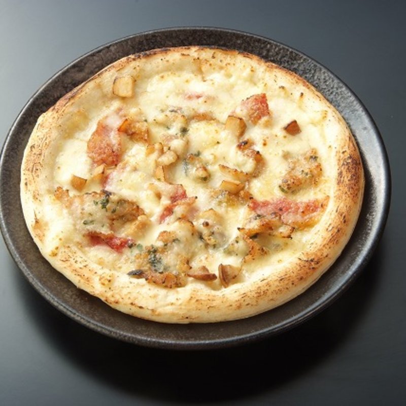 キングのハーブチキンとサラミ、きのこのピッツァ( SATSUMA KING 中目黒本店)