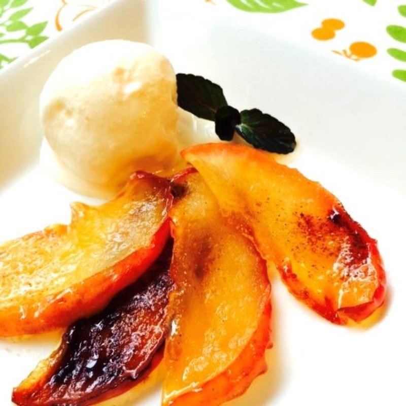 リンゴのコンポートとバニラアイス(丘の上 C-flat （シー フラット）)