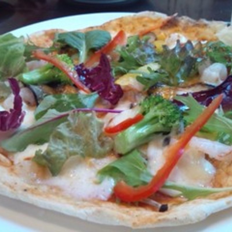 小海老の入ったサラダピザ(野菜ソムリエの店 イタリア料理 鹿鳴館 （ロクメイカン）)