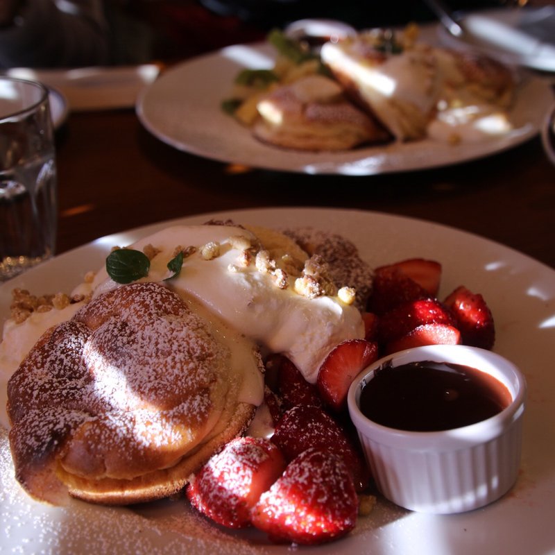 ストロベリーパンケーキ ホットチョコレートソース(湘南pancake 江ノ島店)