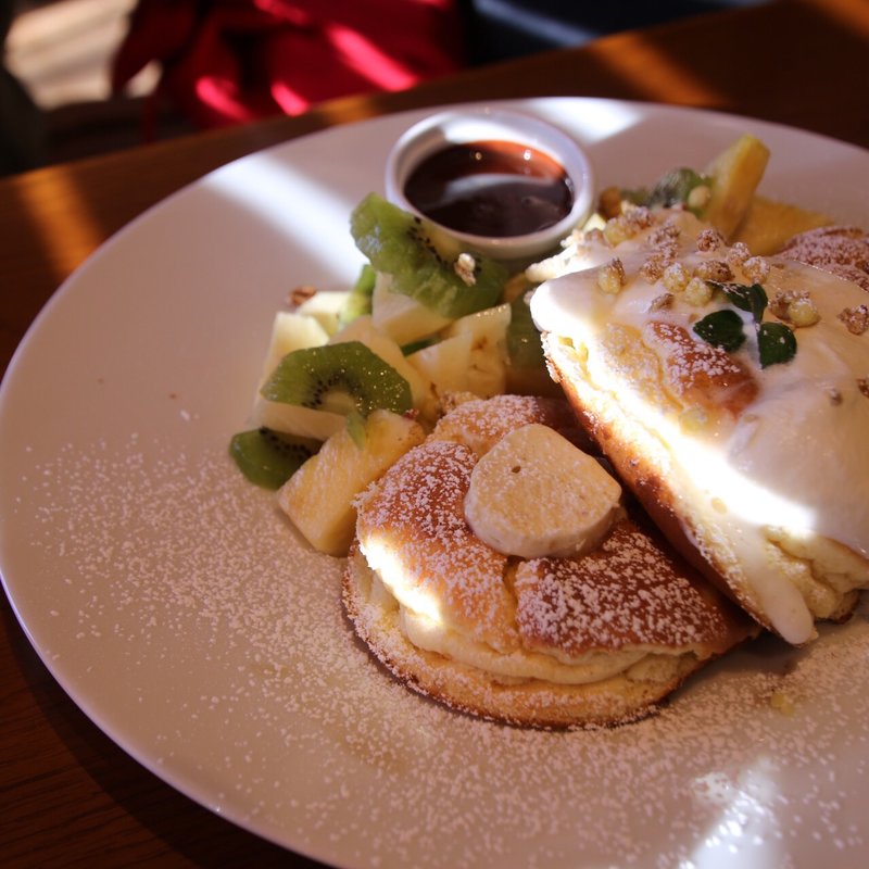 パイナップル&キウイのパンケーキ ホットチョコレートソース(湘南pancake 江ノ島店)