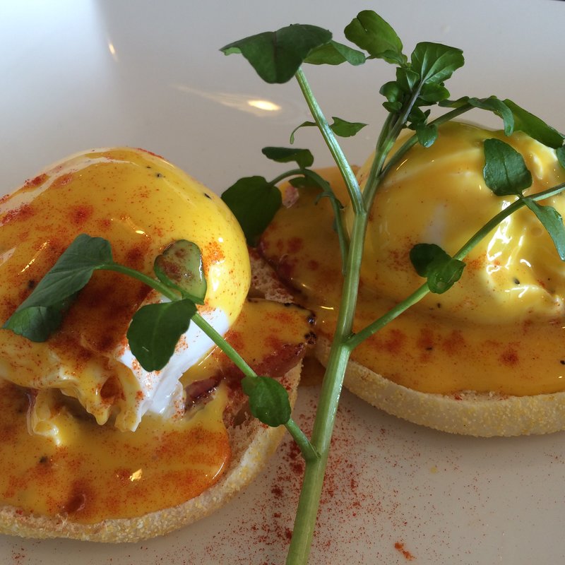 エッグベネディクトプレートセット(This Is Cafe 静岡店 （ディス イズ カフェ）)