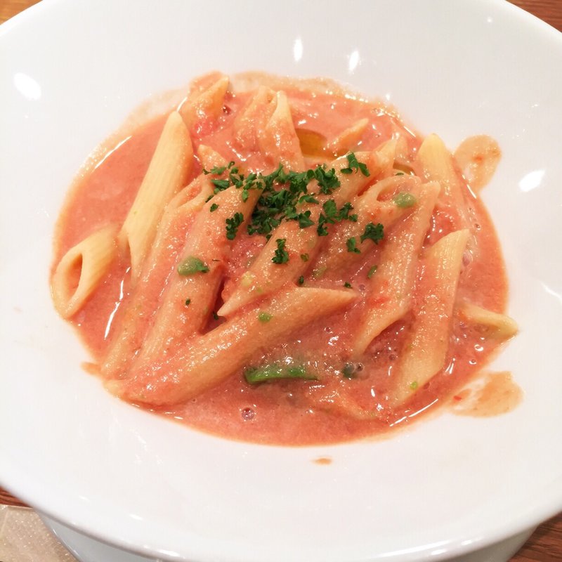 アボカドとトマト豆乳ソースのペンネ(ukafe)