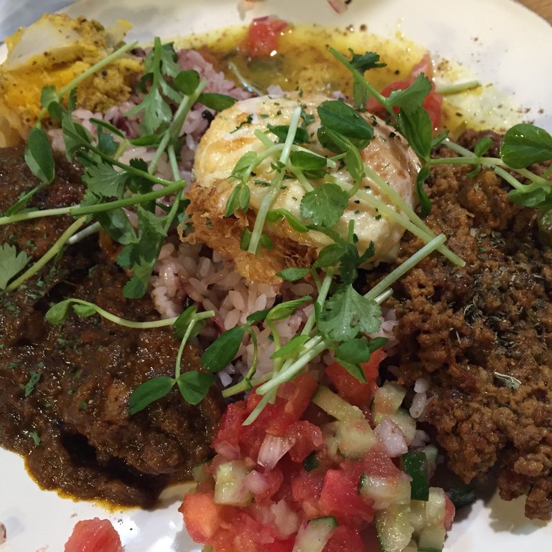 チキンとポークキーマのあいがけ、フライドエッグのせ(スパイスカレーまるせ )