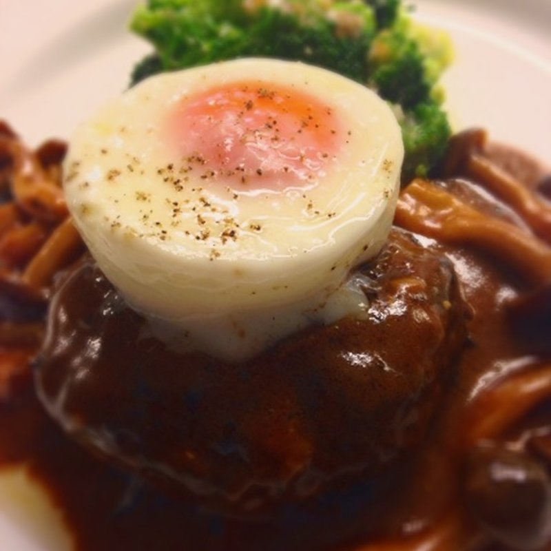 デミグラスバーグ　卵のせ(サリーヴ （SALIVE）)