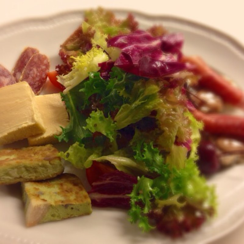 チーズとソーセージの盛り合わせ　野菜と共に(サリーヴ （SALIVE）)