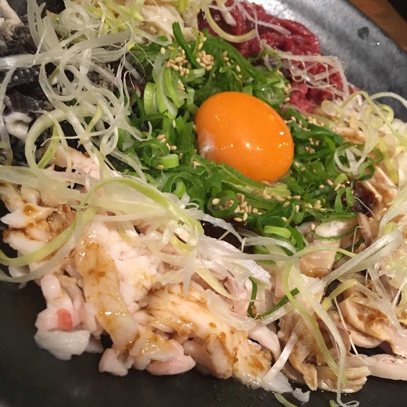 馬肉とホルモンのミックス刺し(芝浦食肉 市ヶ谷駅前店)