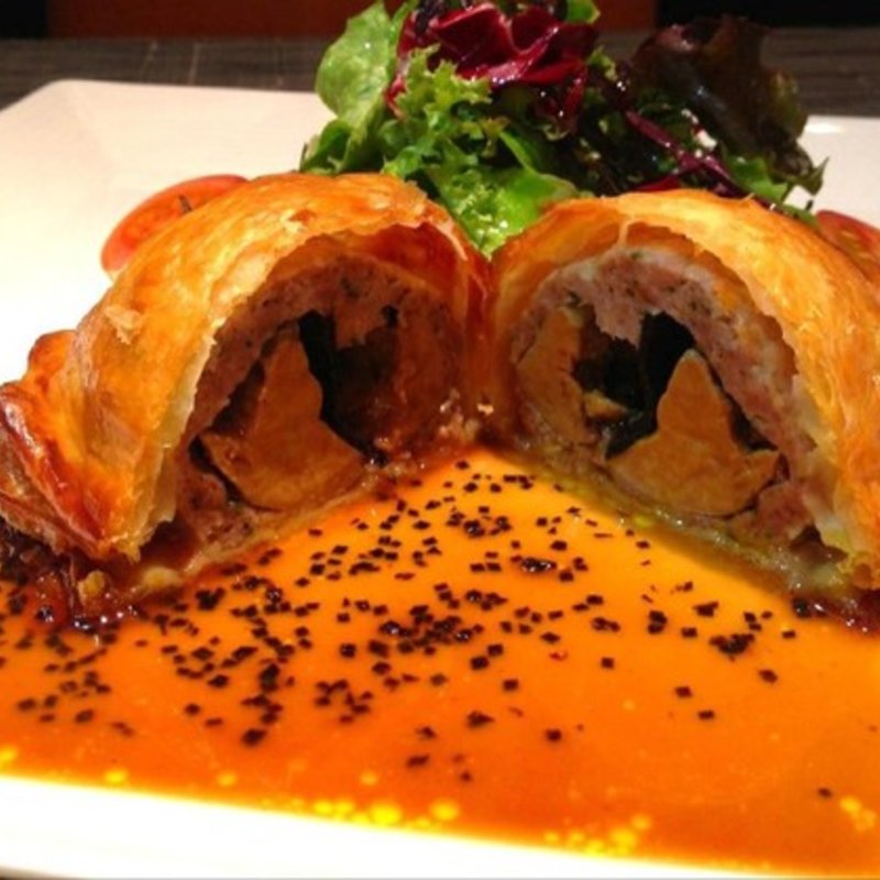 ビュルゴー鴨肉とフォアグラのパイ包み焼き(THE SANTO DOMINGO)