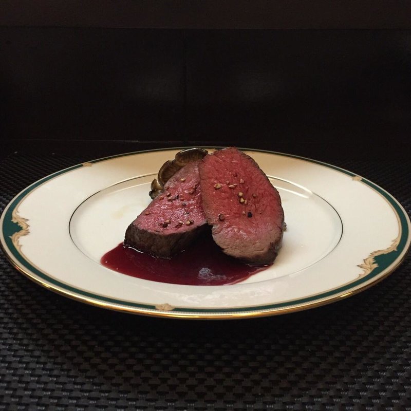 蝦夷鹿のロースト ソースポワブラード( Saint FAUCON)