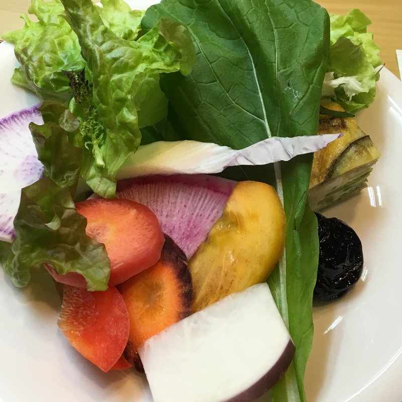 こだわりの旬野菜のサラダ(ベジィカップス （Veggie cups）)