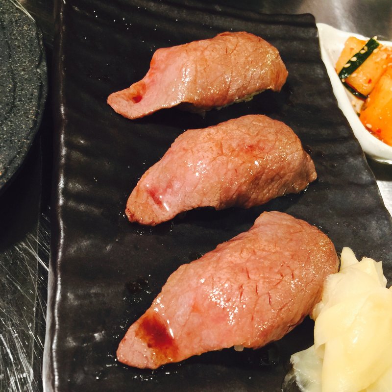 牛肉赤身炙り寿司