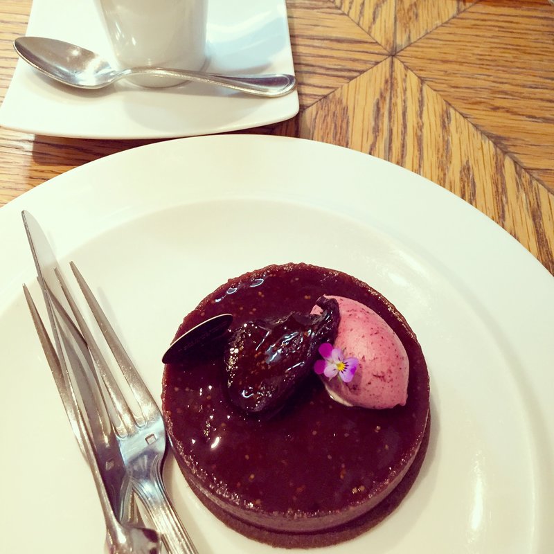 イチジクとカシスのケーキ(パリ・セヴェイユ)