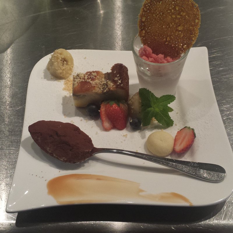 一口ティラミスとケーキ(イタリアングリル シトリーノ （Citrino）)