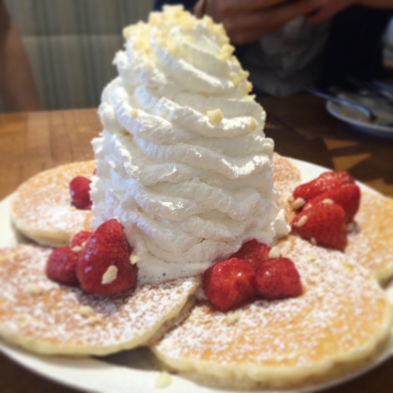 ストロベリーホイップクリームとマカデミアナッツ(Eggs 'n Things 京都四条店)