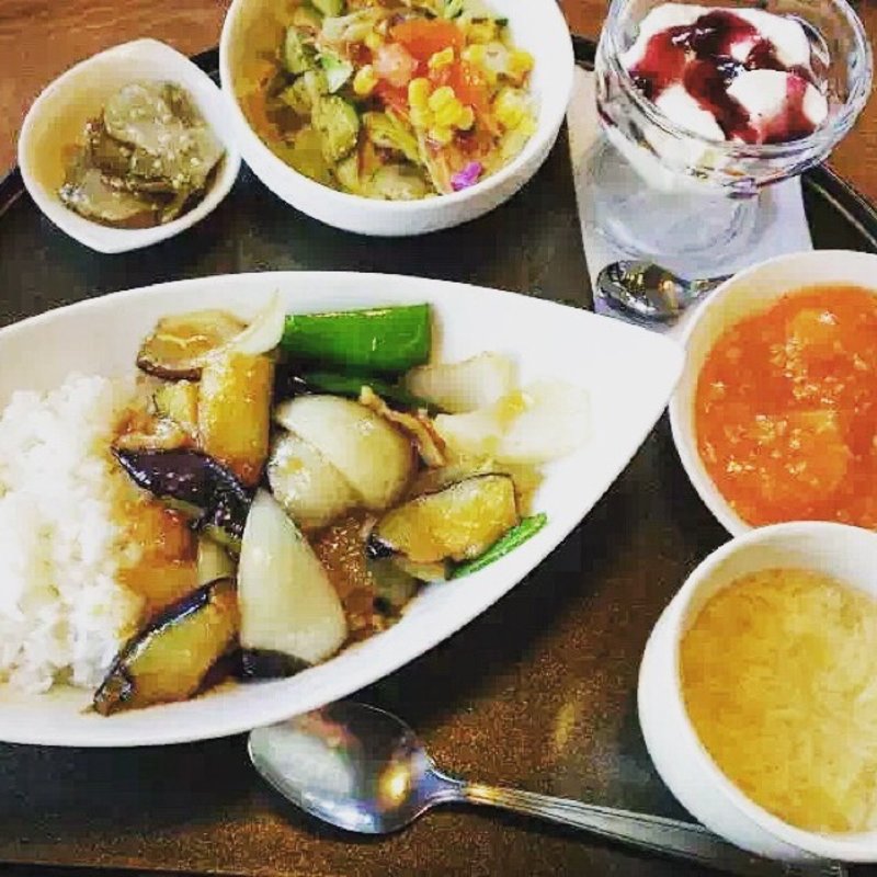 月替わりセット ナスと豚肉の生姜焼き (サラダ ザーサイ 玉子スープ エビチリ 杏仁豆腐ブルーベリーソース)(中華料理 サンフジ)