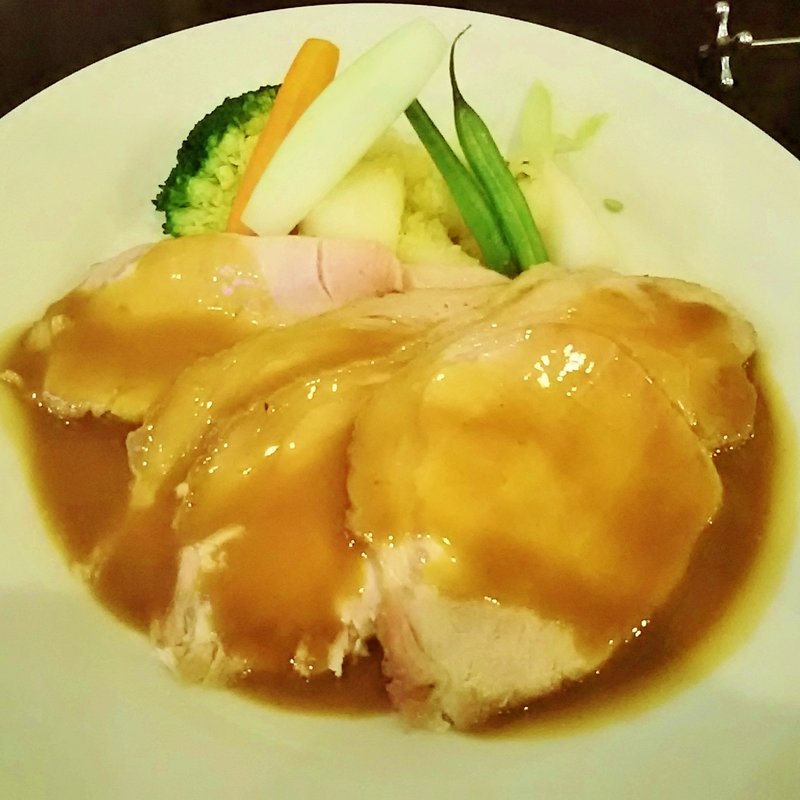三元豚ロース肉のローストポーク　ガラムマサラ風味のグレービーソース(東陽町バルKAZ)
