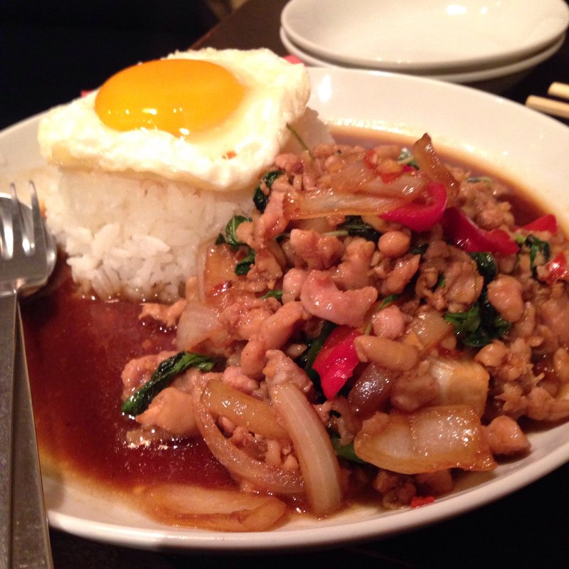 ガパオ・ガイ・ラート・カーオ(ガパオ食堂 （ガパオショクドウ）)