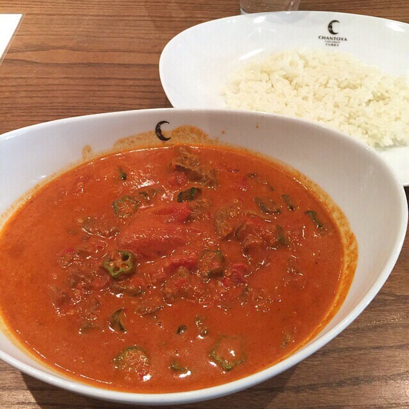 トロすじとオクラとトマトのカレー(チャントーヤ　ココナッツカリー （CHANTOYA COCONUT CURRY）)