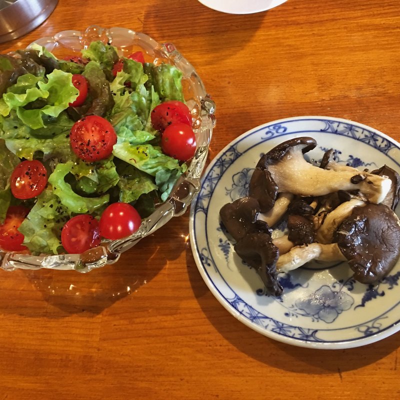 焼きしめじとサラダ(ナイスユカリ)