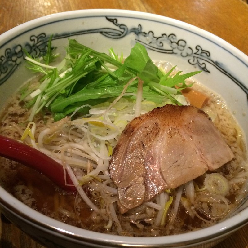 本煮干し 背脂醤油ラーメン(麺屋六三六 大阪総本店)