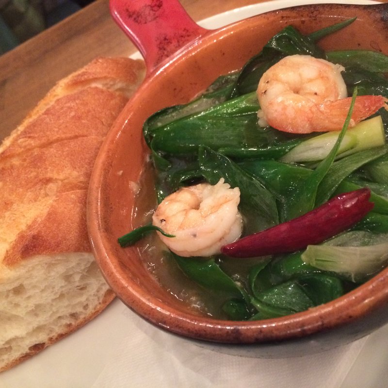 海老と九条葱のアヒージョ(東京ワインバル八十郎 築地店)