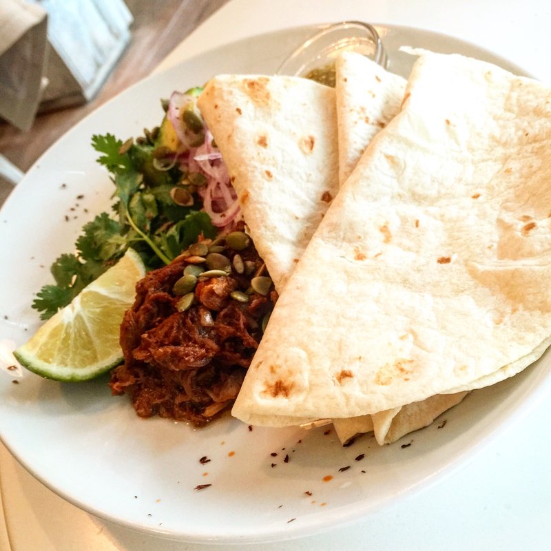 ビーフ・モーレ&トルティーヤ/カリフラワーライス、サルサ、コリアンダー(bills 横浜赤レンガ倉庫)