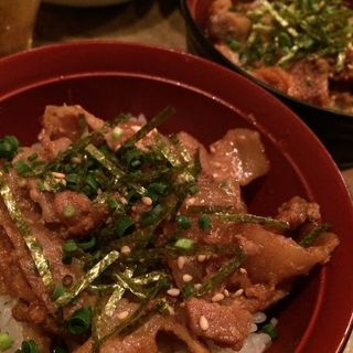〆の豚丼 (もんじろう)