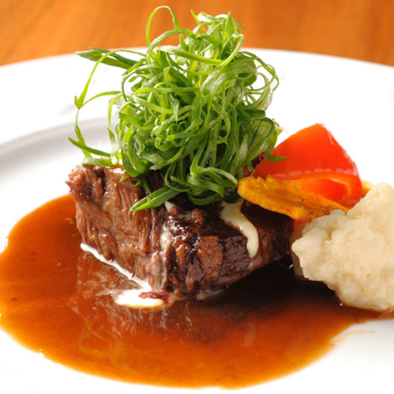 牛ホホ肉の赤ワイン煮込み(TAPAS DINING at)