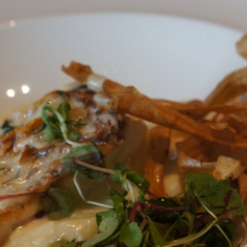 真鯛のポワレ じゃが芋とサツマイモのピューレ添え 白葱のクリームソース(C＋ （ツェープラス）)