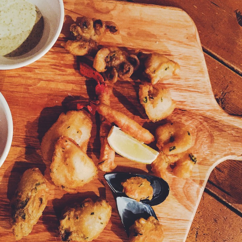 海からのフリッターたち バジルタルタルソースとナンプラー添え(ボンダイカフェ)