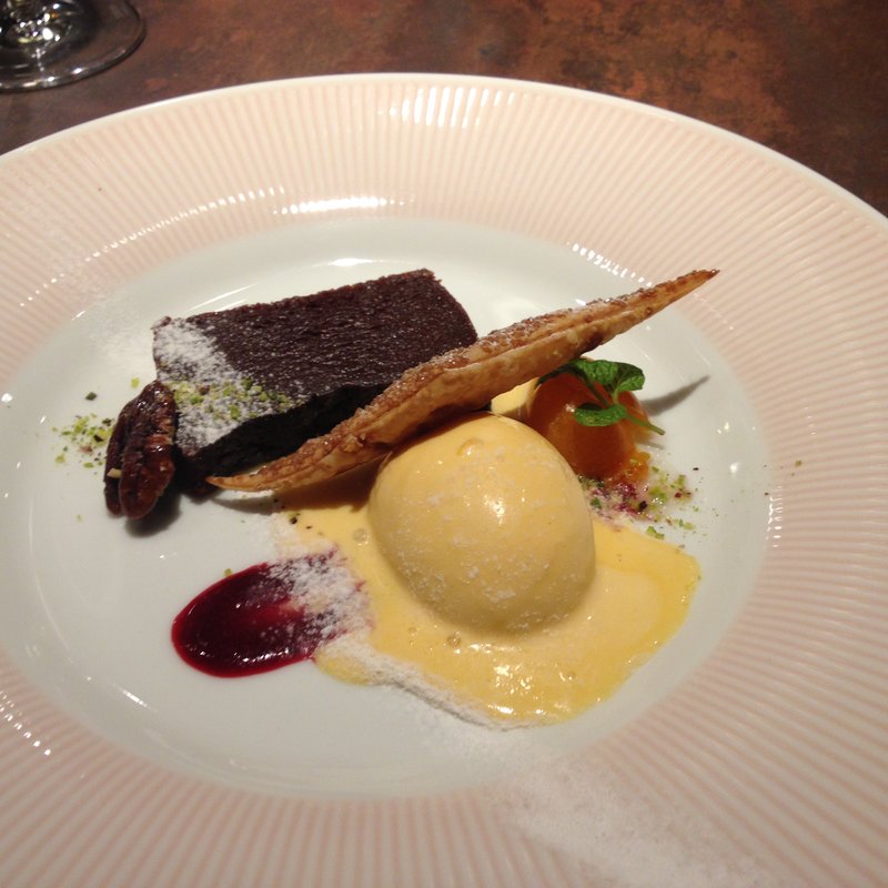 チョコレートケーキ　アイス添え(Le Beaucoup)