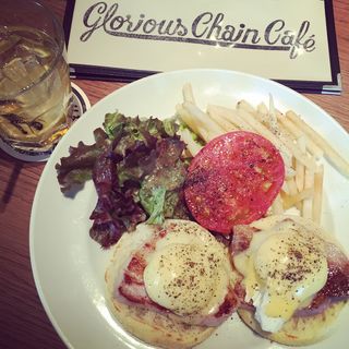 EGGS BENEDICT SALMON(グロリアス チェーン カフェ （glorious chain cafe）)