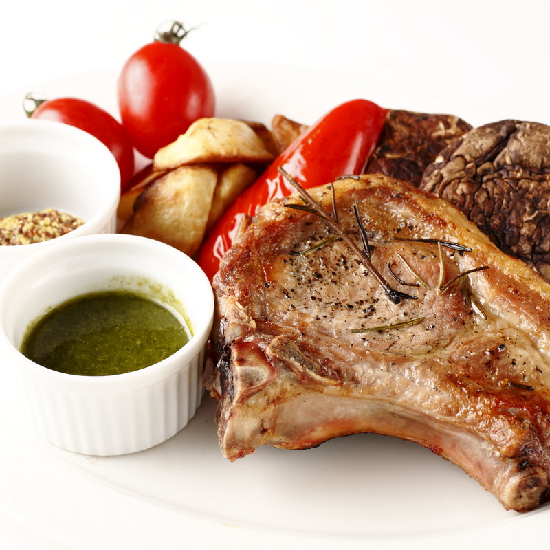 骨付き豚ロースの炭火焼き(トラットリアQ )