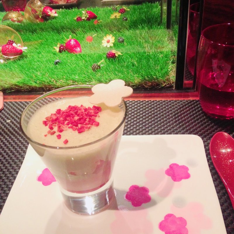 サクラのデザート(ラトリエ ドゥ ジョエル・ロブション)