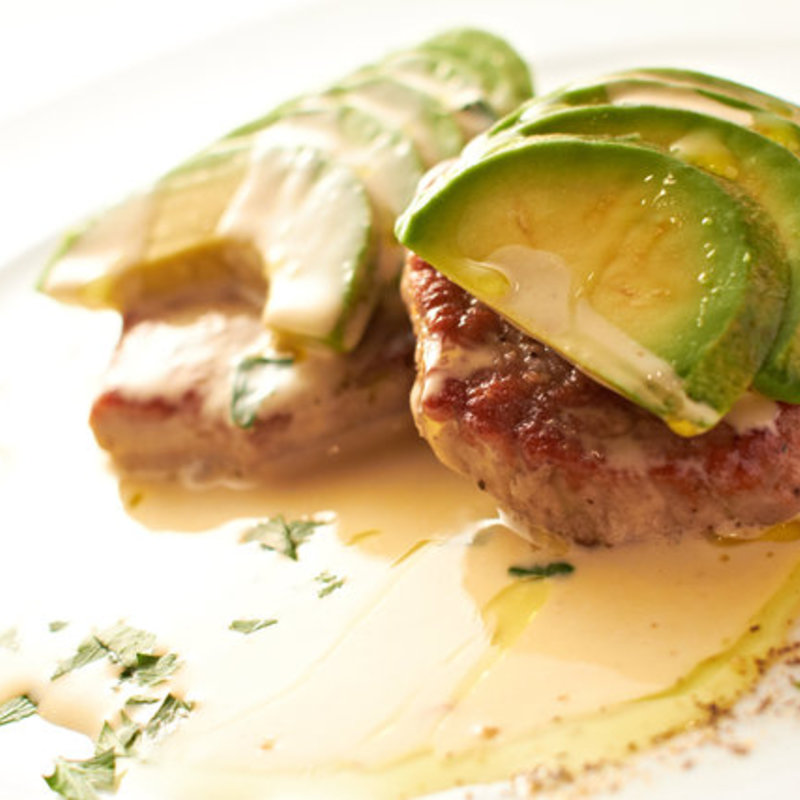 仔牛肉のソテー、アボカドとクリームソース(トラットリア　ガルガ)