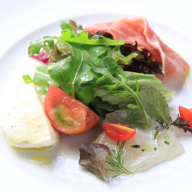 鮮魚のカルパッチョ　カプレーゼ風(トラットリア　ガルガ)