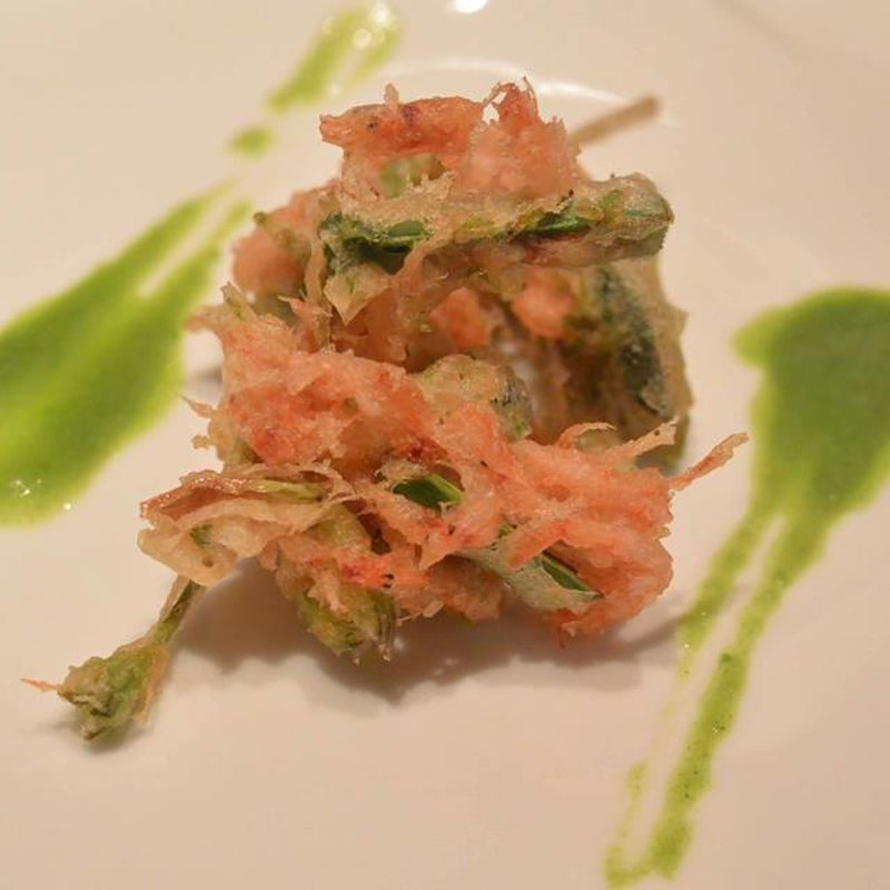 駿河湾産生の桜海老と色々な山菜のフリット　セリのソース(トミーノ　ラ　カーザ　ノストラ （Tomino La casa nostra）)
