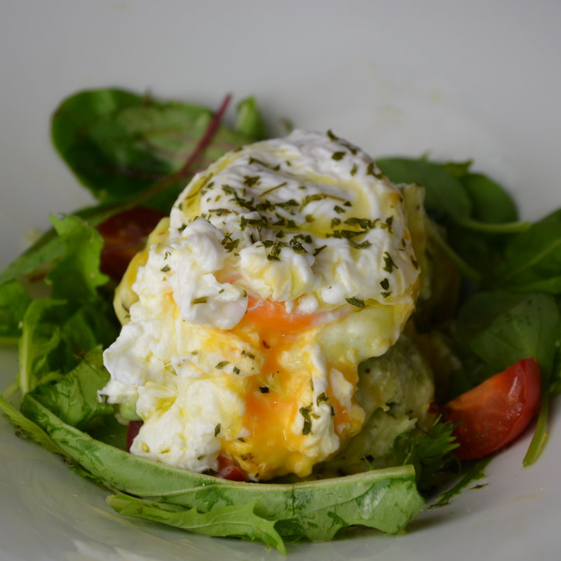 アボカドとマスカルポーネチーズを使ったサラダ(てんぷら酒場 わばる )