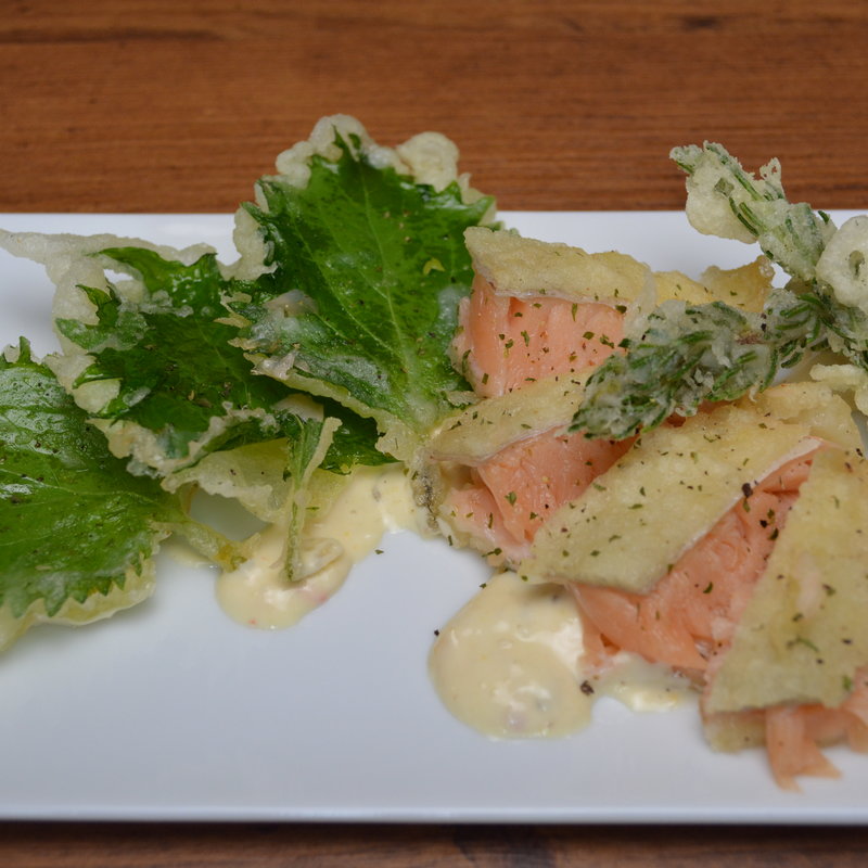 サーモンステーキ、香草マリネのテンプラ(てんぷら酒場 わばる )