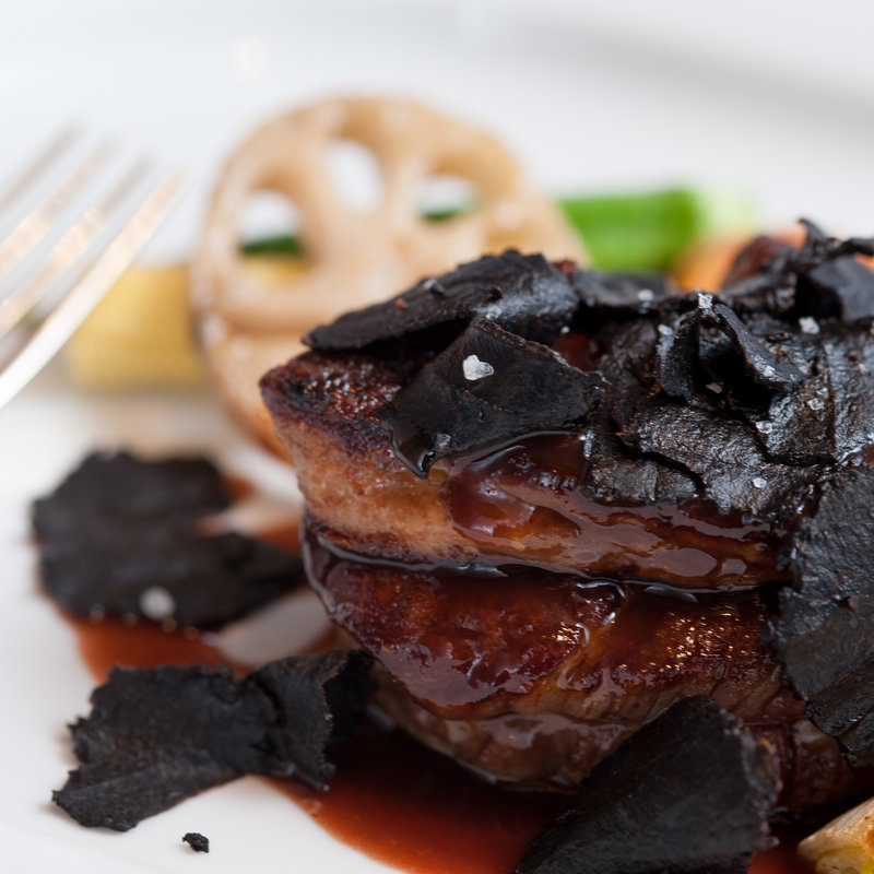 仔牛のポワレ～ サブレドシトロンと共に スライスサマートリュフ添え(Terres de Truffes, Tokyo （テール・ド・トリュフ東京）)