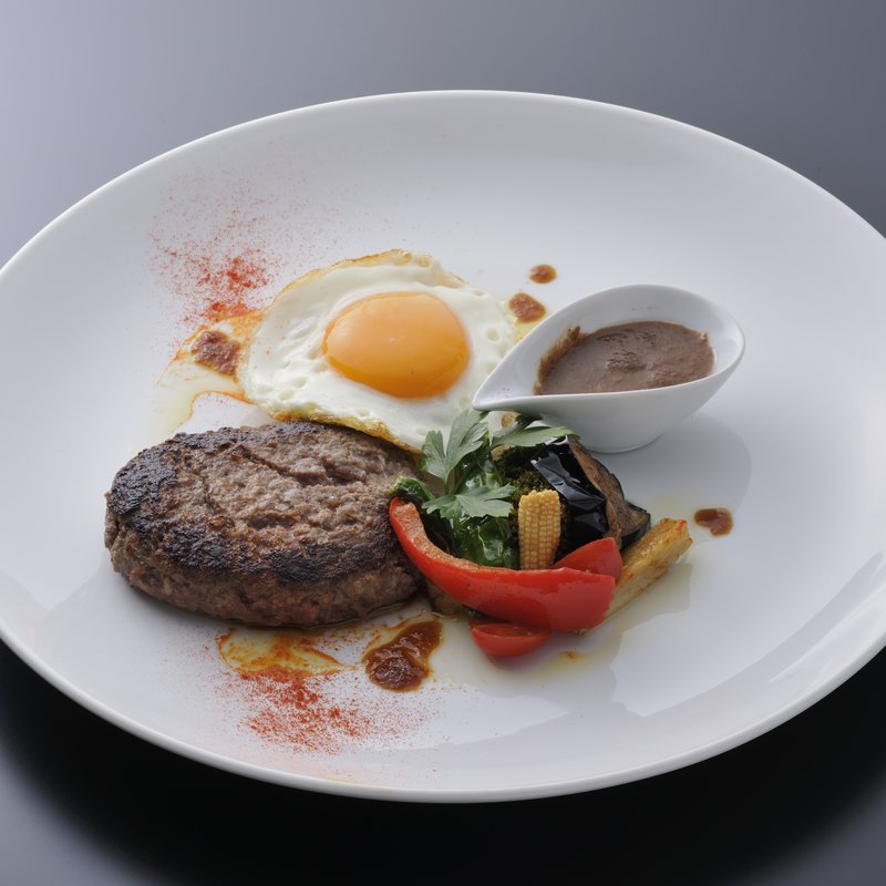 ハンバーグ　目玉焼きのせ(カフェチラックス)