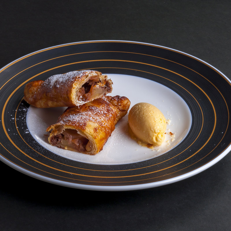 りんごと木の実のパイ包み (ワイン酒蔵 瀧沢 （タキザワ）)