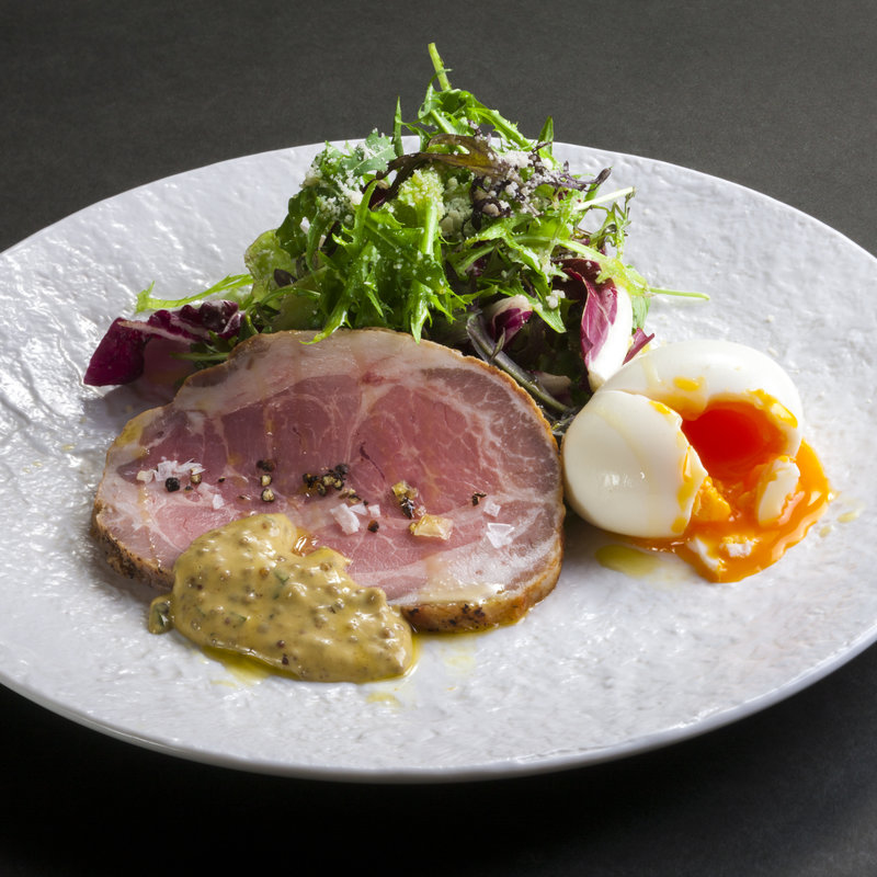 豚肉のハムと温玉(ワイン酒蔵 瀧沢 （タキザワ）)