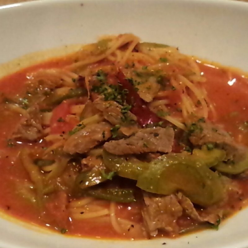 牛肉とピーマンとねぎのトマトソース(CAFE DE ALFRED)