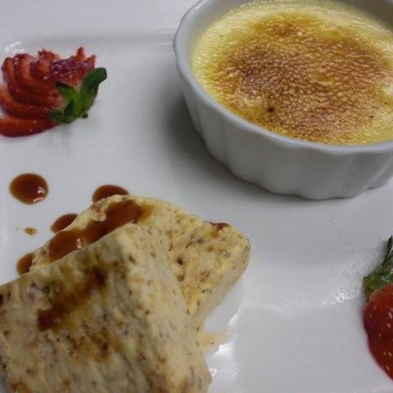 ロイヤルミルクティーのブリュレとヘーゼルナッツのセミフレッド(トラットリア カンティーニ)