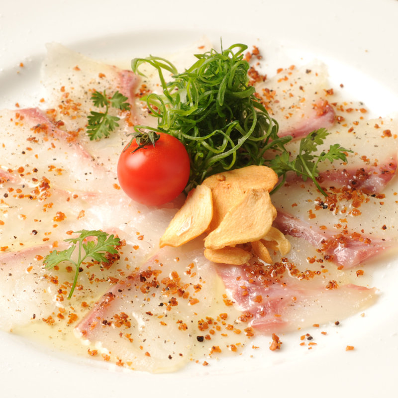 カンパチのカルパッチョ(うふふ 新宿住友ビル店 炭火焼・熔岩焼 SUMIBI DINING)