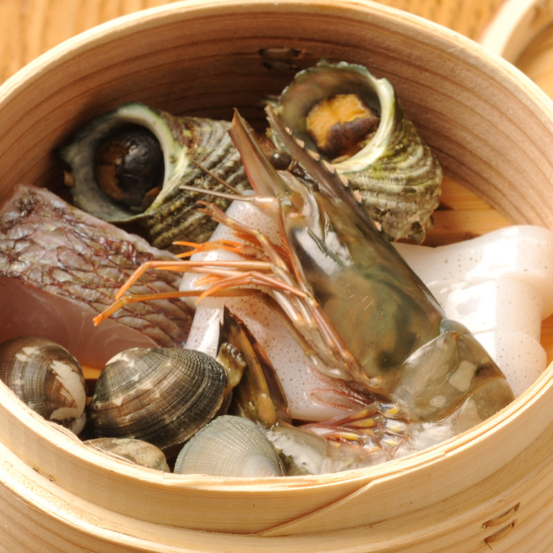 鮮魚の蒸し物(うふふ 新宿住友ビル店 炭火焼・熔岩焼 SUMIBI DINING)