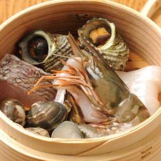 鮮魚の蒸し物(うふふ 新宿住友ビル店 炭火焼・熔岩焼 SUMIBI DINING)