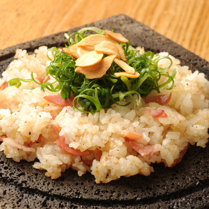 ニンニクの炒飯(うふふ 新宿住友ビル店 炭火焼・熔岩焼 SUMIBI DINING)